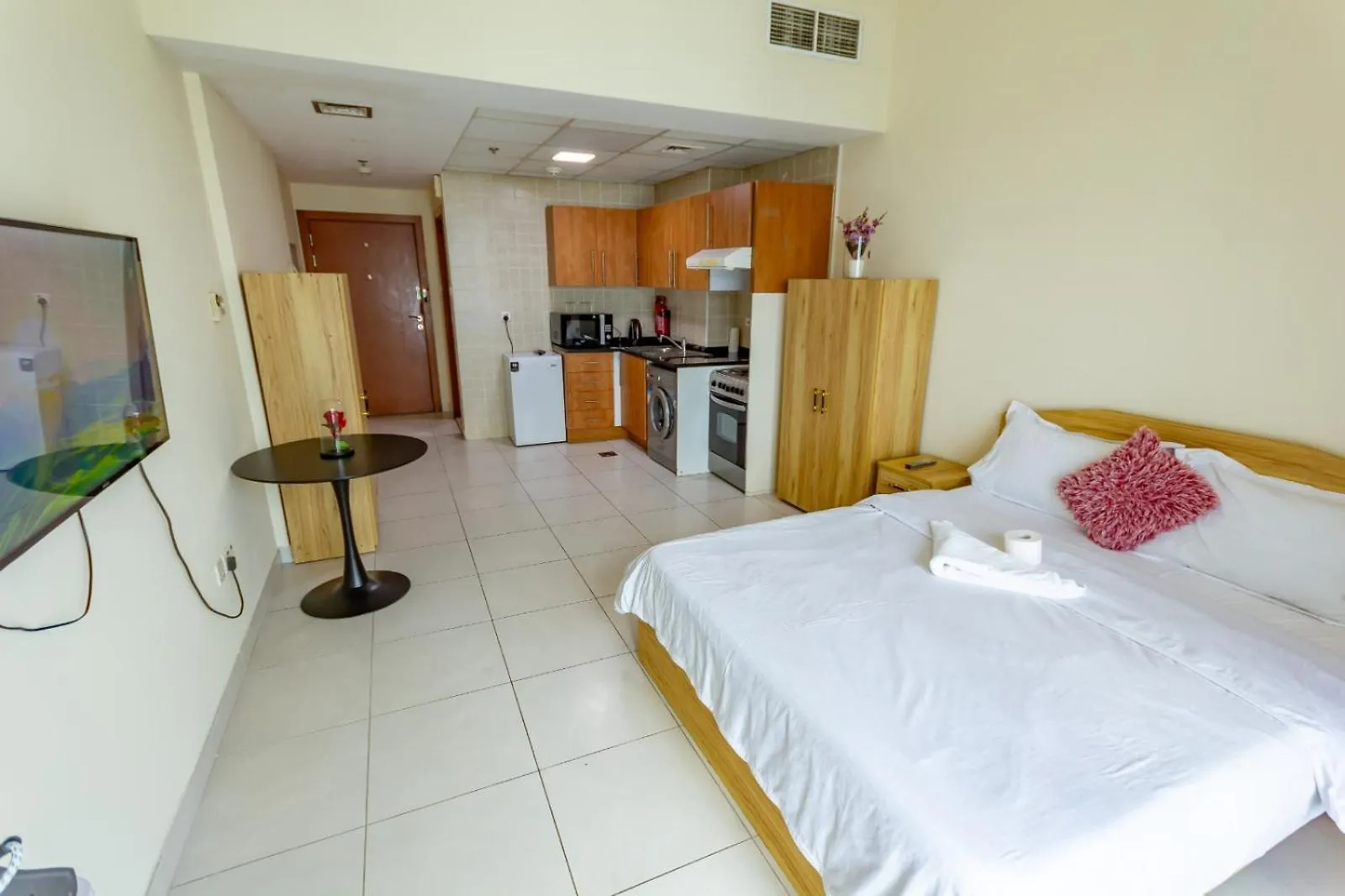 Deluxe Studio For Rent At Marina View Towers Дубай
