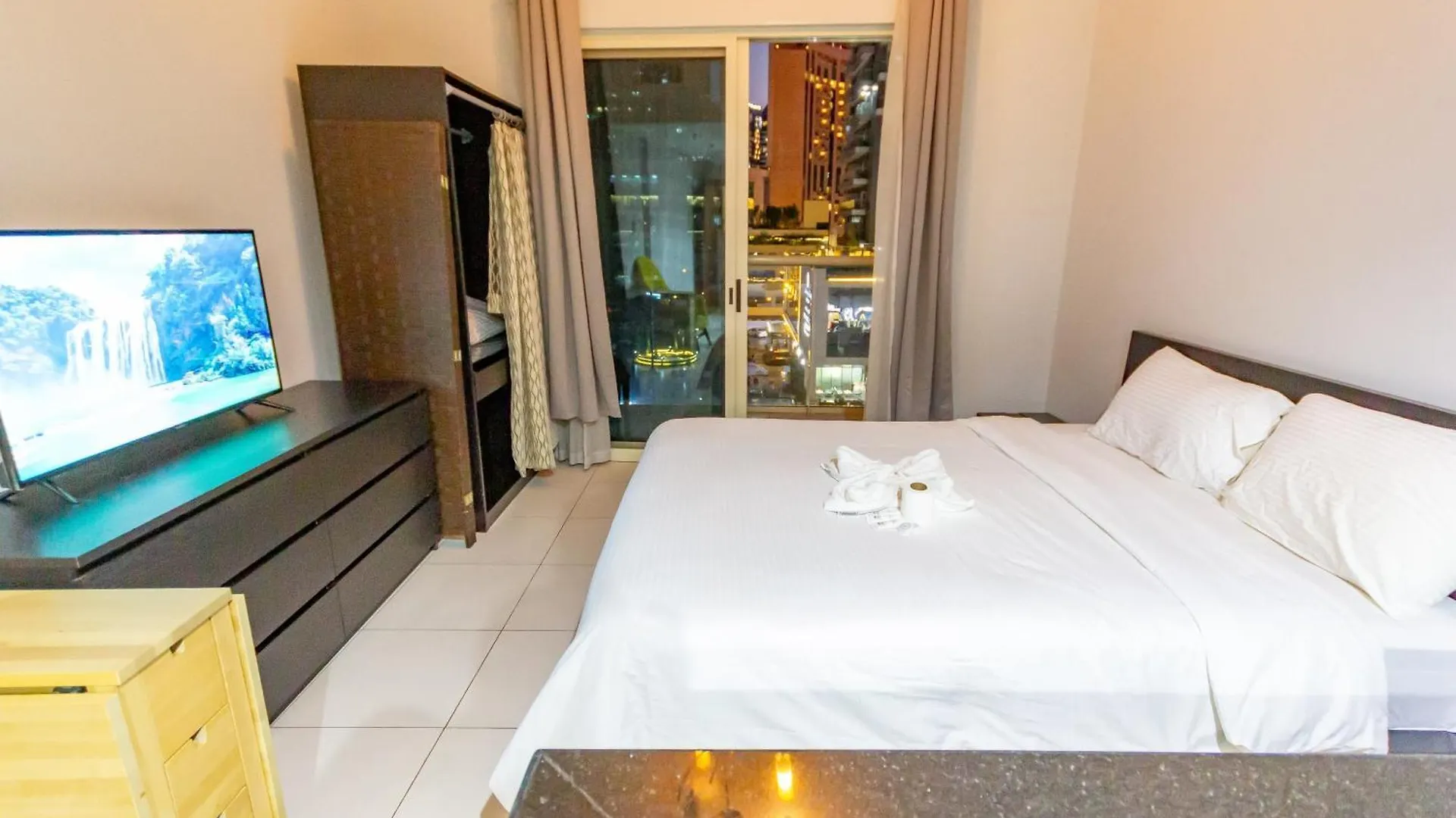 Проживание в семье Deluxe Studio For Rent At Marina View Towers Дубай