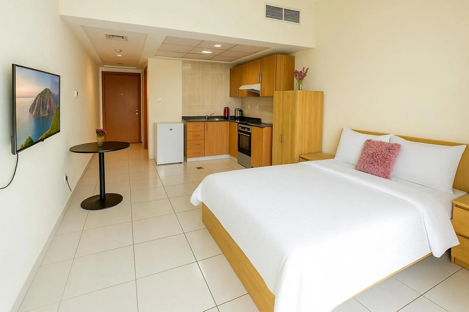 Deluxe Studio For Rent At Marina View Towers Дубай ОАЭ